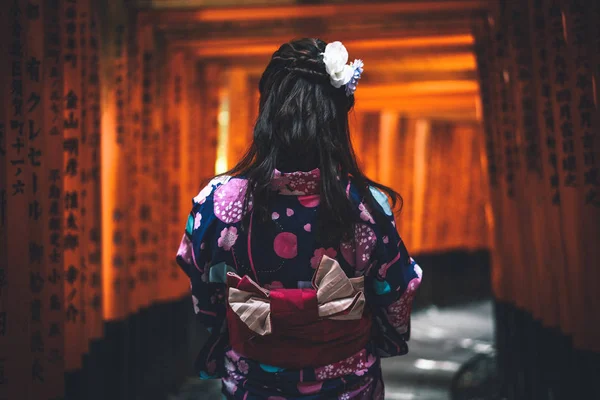 Японская Девушка Кимоно Погрузилась Тоннель Тории — стоковое фото