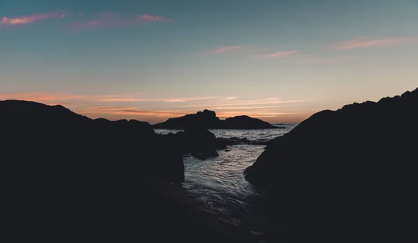 Silhouet Van Zonsondergang Oceaan Rotsen — Stockfoto