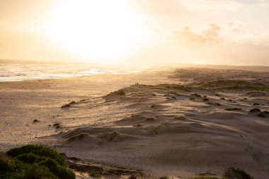 Bir kilometrelik sahilde günbatımı