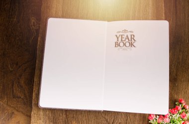 Eğitim kitabı ahşap masa ve arka gruplama hafif vintage ton