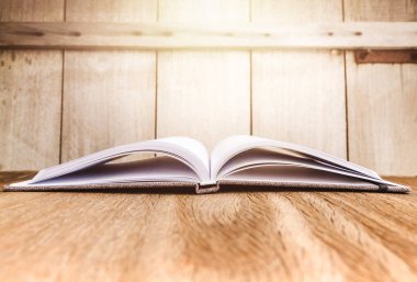 Eğitim kitabı ahşap masa ve arka gruplama hafif vintage ton