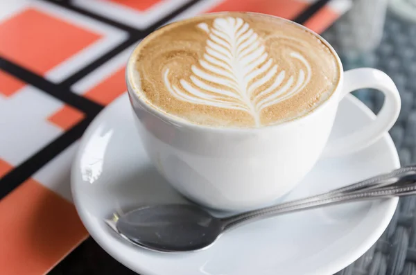 Üst Düzey Latte Sanat Kahvesi — Stok fotoğraf