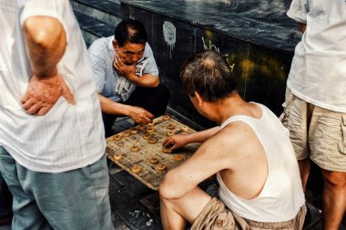 Beijing / China - 24 Haziran 2011: Geleneksel Çince şehir hutong sokakta tipik xiangqi Çin Satrancı oynayanlar