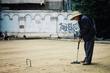 Xi'an / Çin - 24 Haziran 2011: yaşlı adam kroket arkadaş grubu bir parkta oynarken