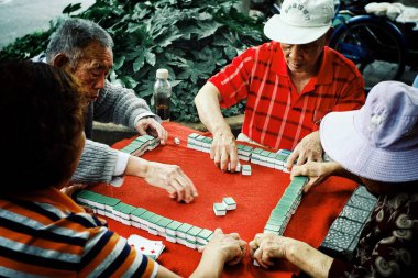 Beijing / China - 24 Haziran 2011: mahjong ve bir parkta kartları açık oynayan yaşlı insanlar