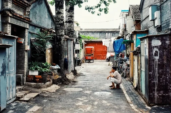 Beijing China Jun 2011 Hombre Esperando Fuera Casa Típico Hutong — Foto de Stock