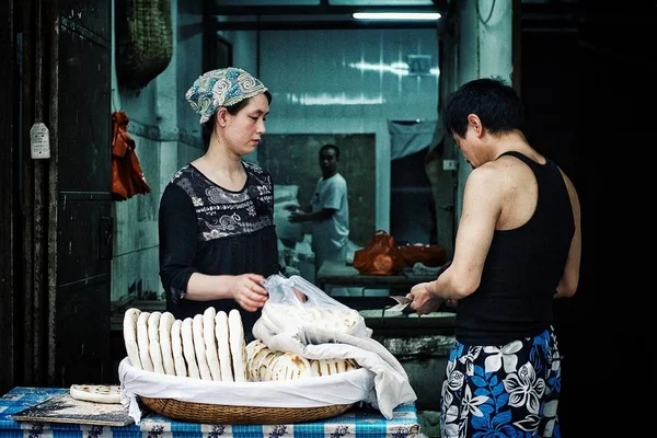 Chiny Czerwiec 2011 Młoda Chinka Sprzedaży Wyrobów Płaskich Piekarniczego Restauracji — Zdjęcie stockowe