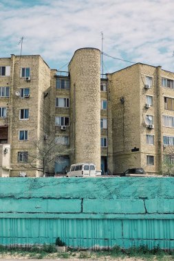 Aktau / Kazakistan - 28 Nisan 2011: tipik blok hangi çöl şimdi modern kentinde komünist döneminden kalan bina