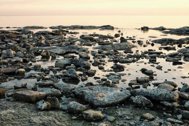Aktau / Kazakistan - 28 Nisan 2011: deniz manzarası ile deniz ve gün batımında sahilde kayalar gibi düz cam