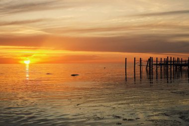 Aktau / Kazakistan - 28 Nisan 2011: gün batımı ile yıkıntıları çöl şehri kıyısında ve eski rıhtım kalıntıları