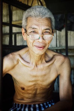 Luang Namta / Laos - 06 Temmuz 2011: kaybolmaya öğlen güneşi bekleyen gözlük lideriyle Köyü