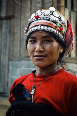 Luang Namta / Laos - 06 Temmuz 2011: ülkenin kuzeyinde evinde açık t akha kadında