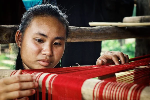 Luang Namta Lauthe 2011 7月6日 年轻女孩在传统织布机上织布 — 图库照片