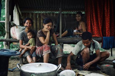 Attapu / Laos - 06 Temmuz 2011: göçebe kabile aile kendi alanlarında yakın dinlenme ve tarım alanlarına onların eğreti birinde