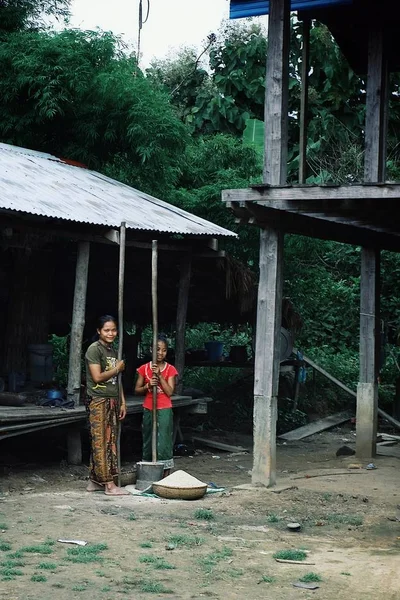Attapu 2011年7月6日 村民用传统方式磨玉米和大米 — 图库照片