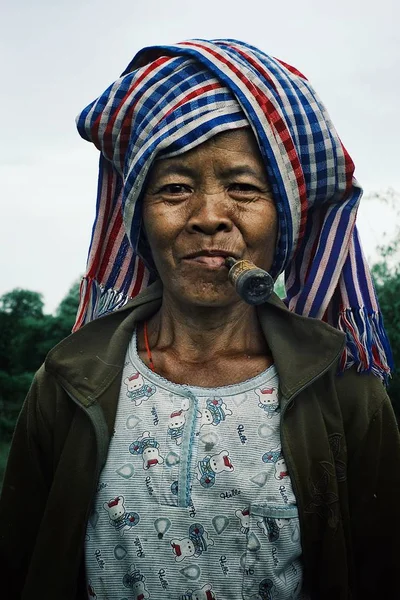 Attapu Laos Lip 2011 Miejscową Kobietę Typowymi Przodu Wskazując Rur — Zdjęcie stockowe