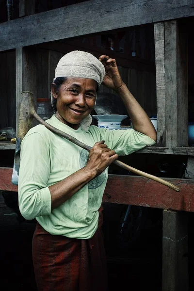 Pak Laos Luglio 2011 Donna Del Villaggio Locale Con Una — Foto Stock