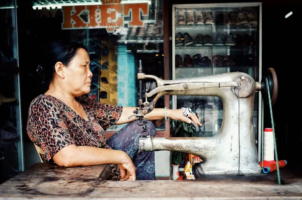 베트남 2010 고객을 기다리는 그녀의 바느질 — 스톡 사진