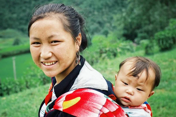 Sapa Vietnam Aug 2010 Young Mother Her Cute Child Next — Stock Photo, Image