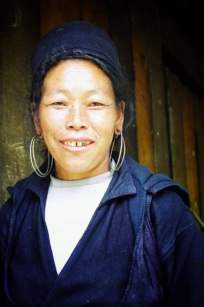 Sapa Wietnam Sie 2010 Młoda Kobieta Czarny Hmong Przed Jej — Zdjęcie stockowe
