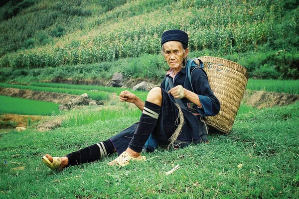 Sapaa Seu 2010 8月5日 黑人老年苗族成员妇女在他的农场纺纱线上做了一整天的工作后在家休息 — 图库照片