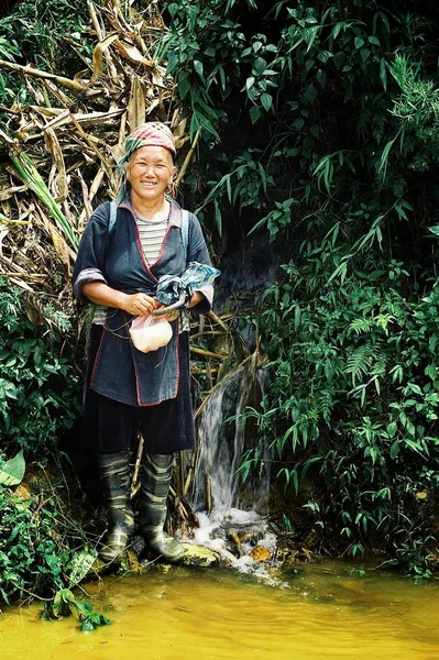 Sapa Wietnam Sie 2010 Kobieta Plemienia Hmong Czarny Stojący Obok — Zdjęcie stockowe