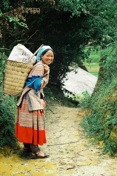 2010年8月5日 年轻的花苗族成员妇女在回家的路上 在高山上 — 图库照片