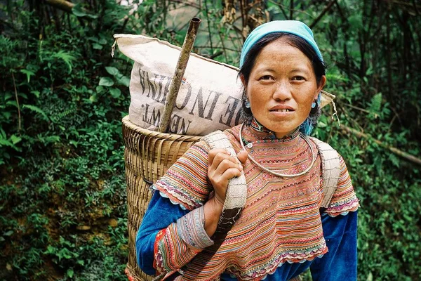 2010年8月5日 年轻的花苗族成员妇女在回家的路上 在高山上 — 图库照片