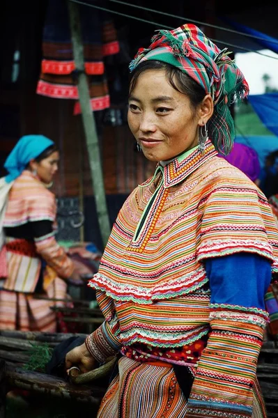 Sapa Baha 2010 8月5日 山区当地农贸市场上的年轻花Hmong 部落成员妇女 — 图库照片