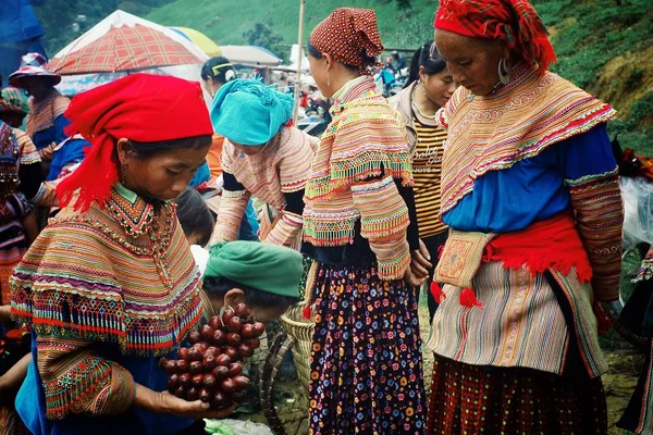 Sapa, Baha / Vietnam - 5 Ağustos 2010: çiçek hmong kabile üyesi kadın yerel çiftçi Market