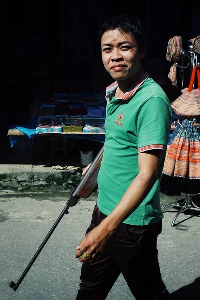 Sapa Baha Wietnam Sie 2010 Młodego Mężczyznę Idącego Pistoletu Rynku — Zdjęcie stockowe