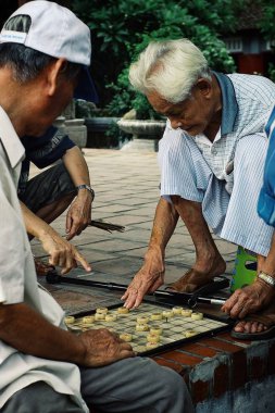 Hanoi / Vietnam - 5 Ağustos 2010: xiangqi Meydanı'nda geleneksel Çin Satrancı oyun oynuyor adam