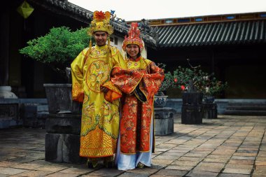 Renk tonu / Vietnam - 5 Ağustos 2010: genç düğün çifti geleneksel bir ortamda akrabaların gelmesini bekliyoruz