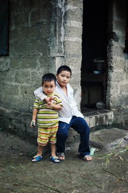 Renk tonu / Vietnam - 5 Ağustos 2010: genç erkek eğleniyor kendi ev dışında