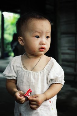 Renk tonu / Vietnam - 5 Ağustos 2010: sevimli genç kız evde şeker balkonda yemek