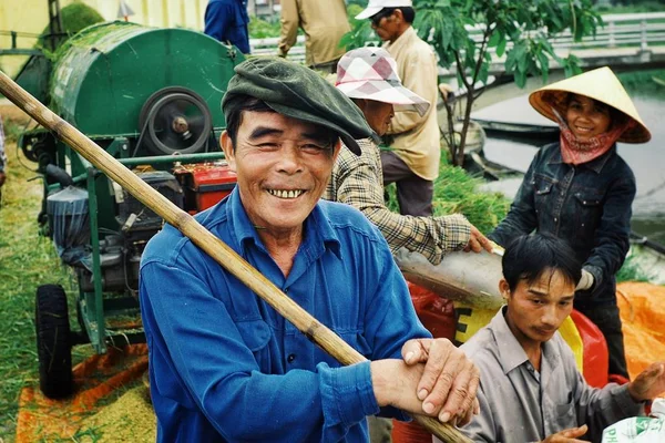 Hue Vietnam Augusztus 2010 Férfi Betakarítás Szakadó Rizs Magok Egy — Stock Fotó