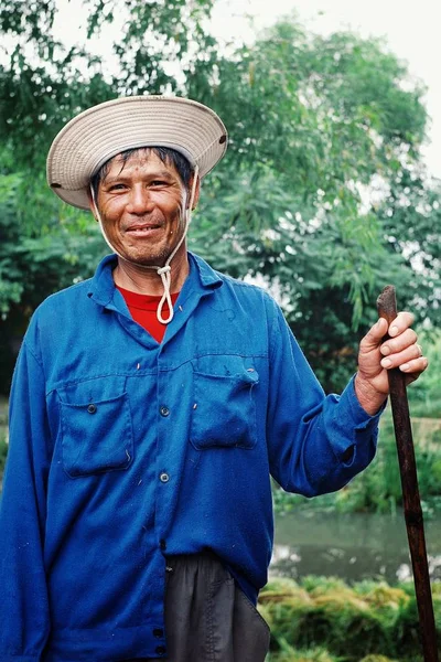 Hue 2010年8月5日 该国农村地区河流旁的男子收获和清洁大米 — 图库照片