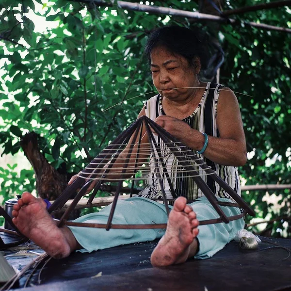 Barwa Wietnam Sie 2010 Starszą Kobietę Tradycyjny Stożkowaty Kapelusz Jej — Zdjęcie stockowe