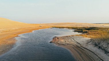 Santa Cruz, Bolivia - 5 Eylül 2018: çöl kumulları yanında güzel bir mavi lagün hava resmi