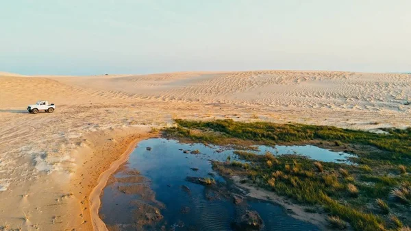 Santa Cruz, Bolivia - 5 Eylül 2018: çöl kumulları yanında güzel bir mavi lagün hava resmi