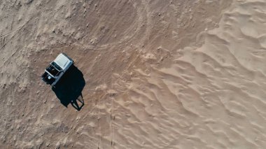 Santa Cruz, Bolivia - 5 Eylül 2018: bir çöl kumul tepeden aşağı yaklaşan bir 4 x 4 hava resmi