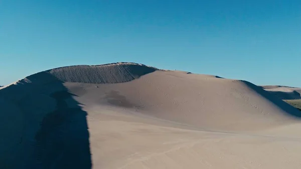 Santa Cruz, Bolivia - 5 Eylül 2018: hava resim güzel çöl ortamında bir kumul tepe