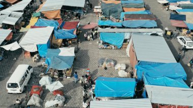 Santa Cruz, Bolivia - 5 Eylül 2018: sabah şehir görüntüsünü hava dron piyasa aşağı bakıyor renkli çadır ile
