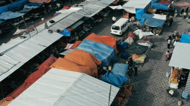 Santa Cruz, Bolivia - 5 Eylül 2018: hava dron görüntü sabah kentin pazar renkli çadır closeup dolaşan insanlar ise aşağı seyir ile