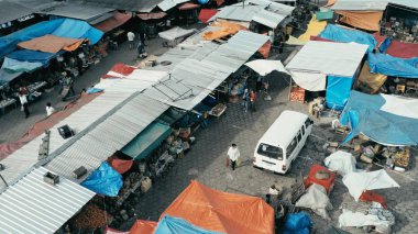 Santa Cruz, Bolivia - 5 Eylül 2018: hava dron görüntü sabah kentin pazar renkli çadır closeup dolaşan insanlar ise aşağı seyir ile