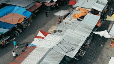 Santa Cruz, Bolivia - 5 Eylül 2018: hava dron görüntü sabah kentin pazar renkli çadır closeup dolaşan insanlar ise aşağı seyir ile