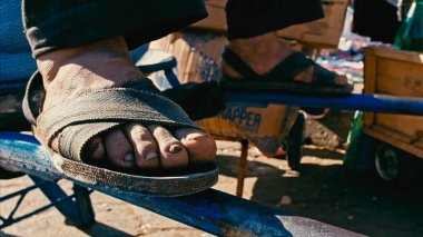Santa Cruz, Bolivia - 5 Eylül 2018: onun el arabası şehir çiftçi Market üzerinde dinlenme sırasında bir adam ayakları