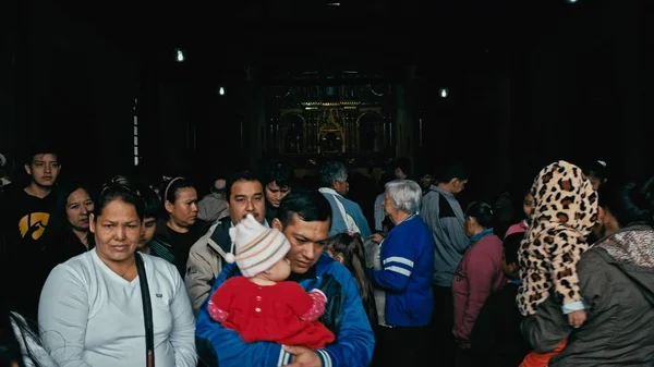 Porongo, Bolivya - 5 Eylül 2018: insanlar tören yerel kilise normal bir Pazar sabahı ayrılan