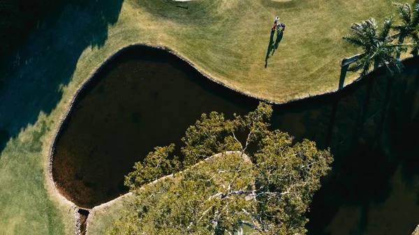 Santa Cruz, Bolivia - 5 Eylül 2018: havadan görüntü bir golf alanı bir bayrak ve delik ve bazı kum ve su havuzları güzel çim ile