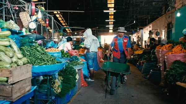 玻利维亚圣克鲁斯 2018年9月5日 当地农民与一名手推车男子一起在城市市场销售农产品 — 图库照片